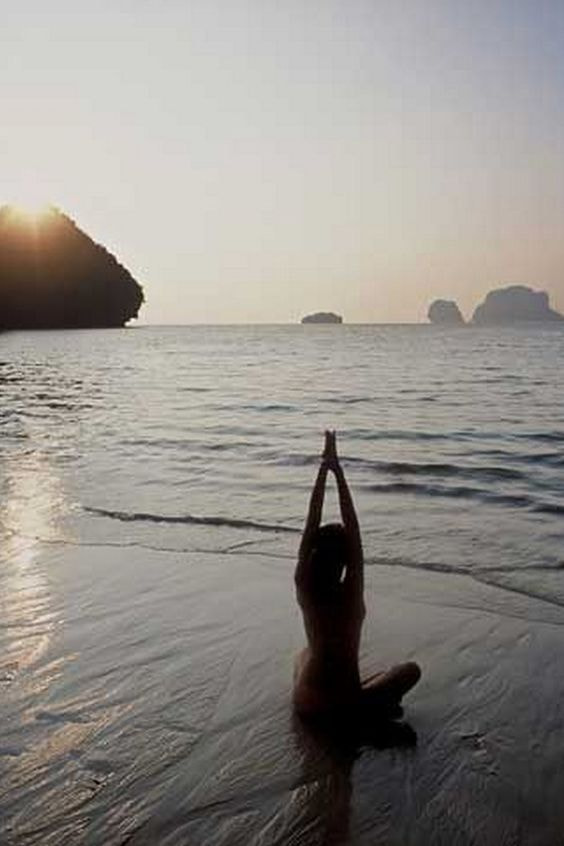 Ảnh Đi Biển Chụp Sau Lưng - Tạo dáng vẻ với kiểu Yoga