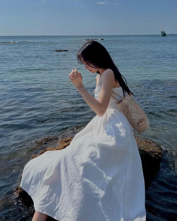 sẵn trắng, đen) Váy maxi dáng dài hở lưng thắt nơ chéo dây cổ V chất lụa  bóng sang trọng đi tiệc chụp ảnh cưới boho | Shopee Việt Nam
