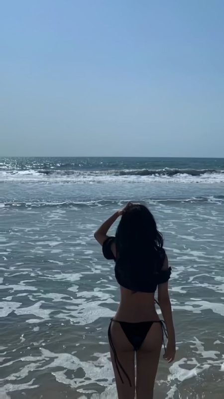 cách tạo dáng chụp ảnh bikini ở biển